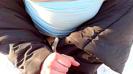 Жаркая рыжая девушка круто отсосала зимой в лесу и заслужила камшот на сиськи