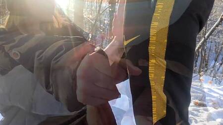 Жаркая рыжая девушка круто отсосала зимой в лесу и заслужила камшот на сиськи