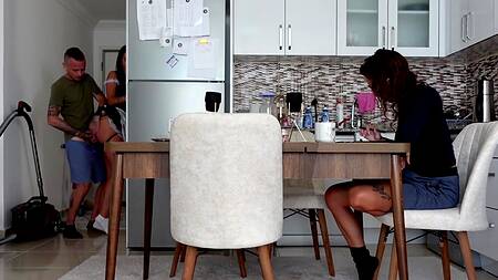 Обкончал горничной всю спину после быстрого секса раком пока не видела жена