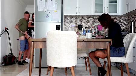 Обкончал горничной всю спину после быстрого секса раком пока не видела жена