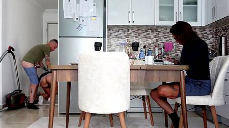 Обкончал горничной всю спину после быстрого секса раком пока не видела жена