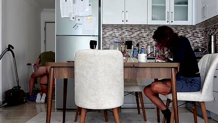 Обкончал горничной всю спину после быстрого секса раком пока не видела жена