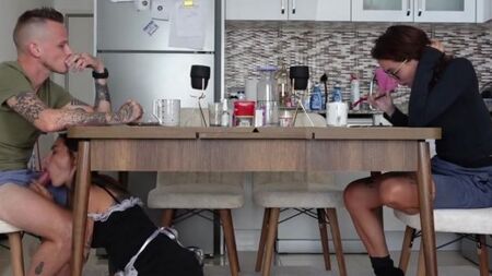 Обкончал горничной всю спину после быстрого секса раком пока не видела жена