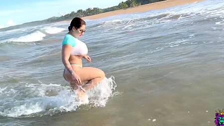 Фигуристая латинка пускает трахнуть свой анал очень большим членом