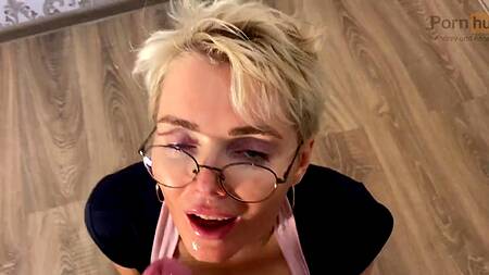 Жаркий видео урок по технике глубокого минета от ненасытной училки с большими сиськами