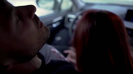 Пьяная московская девушка захотела отсосать в машине вместо фотосессии