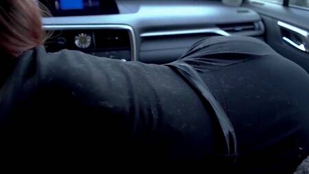 Пьяная московская девушка захотела отсосать в машине вместо фотосессии