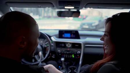 Пьяная московская девушка захотела отсосать в машине вместо фотосессии