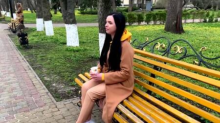 Запикапил в парке милашку брюнетку с большой жопой и круто отодрал раком