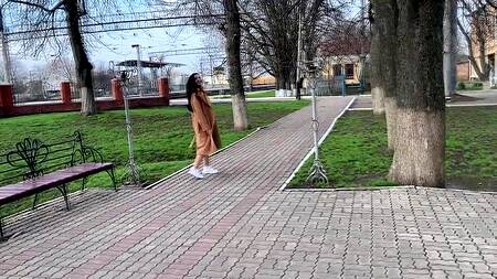 Запикапил в парке милашку брюнетку с большой жопой и круто отодрал раком