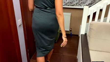 Заставил чужую жену раком отрабатывать долги мужа и сосать, ублажая короткий член