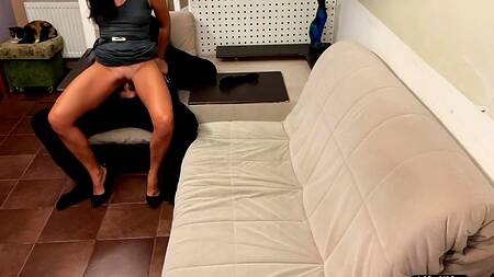 Заставил чужую жену раком отрабатывать долги мужа и сосать, ублажая короткий член