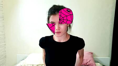 Русская худышка требует внимания и крепкий хуй в ее розовую щель