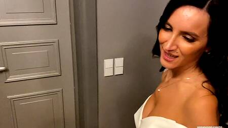 Шлюховатая невеста решила последний раз потрахаться на стороне перед свадьбой