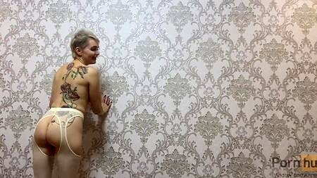 Сочная русская мамка с большими дойками готовит свою попку к незабываемом аналу