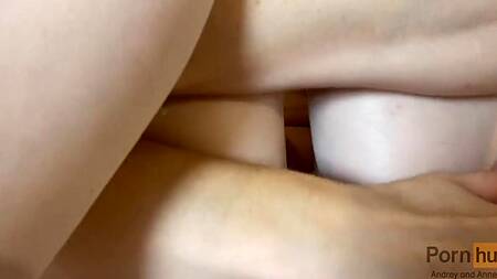 Сочная русская мамка с большими дойками готовит свою попку к незабываемом аналу