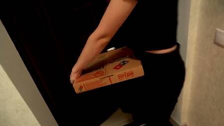 Сексуальная девушка курьер отработала большие чаевые своей тугой пиздой