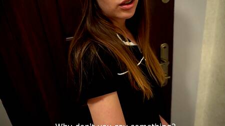 Сексуальная девушка курьер отработала большие чаевые своей тугой пиздой