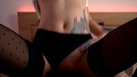 Сексуальная худышка разогревает член ротиком и нежными ступнями ради незабываемых ощущений