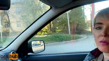 Грудастая русская милфа согласна трахаться с таксистом в качестве оплаты проезда