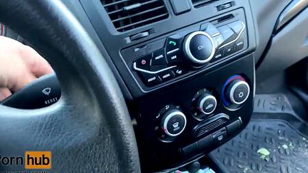 Грудастая русская милфа согласна трахаться с таксистом в качестве оплаты проезда