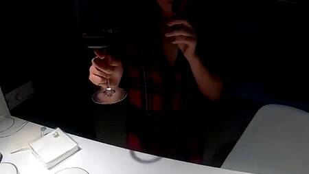 Русская краля с классными сиськами отпадно отсосала бойфренду после сытного обеда