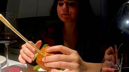 Русская краля с классными сиськами отпадно отсосала бойфренду после сытного обеда