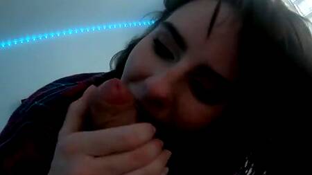 Русская краля с классными сиськами отпадно отсосала бойфренду после сытного обеда