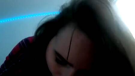 Русская краля с классными сиськами отпадно отсосала бойфренду после сытного обеда