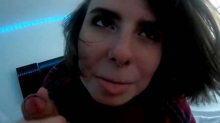 Русская краля с классными сиськами отпадно отсосала бойфренду после сытного обеда