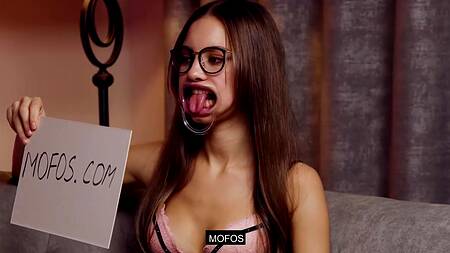 Новый выпуск Hype Show с элитными шлюшками, готовыми на необычное порно