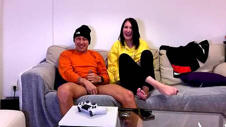 Старшая сестра выручила не опытного брата, разрешив себя разок трахнуть и кончить в  киску