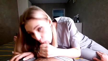 Медсестра с большими сиськами оказывает сексуальные услуги пациенту на вызове