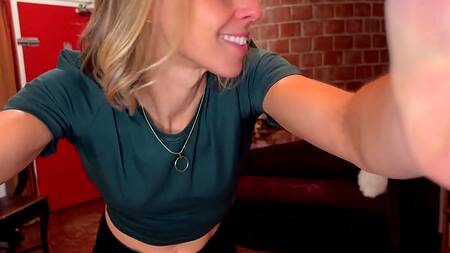 Шаловливая блондинка сняла свой секс с курьером на скрытую камеру