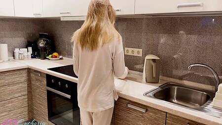 Утро жаркой красотки началось с бурного секса  раком с кремпаем на кухне