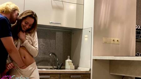 Утро жаркой красотки началось с бурного секса  раком с кремпаем на кухне