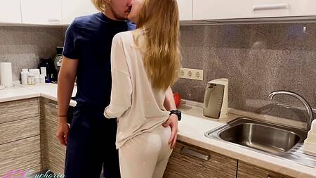 Утро жаркой красотки началось с бурного секса  раком с кремпаем на кухне