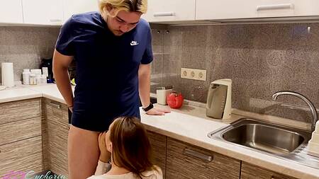 Утро жаркой красотки началось с бурного секса  раком с кремпаем на кухне