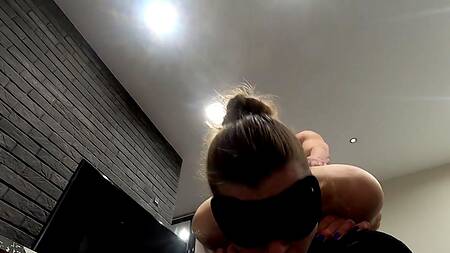 Качок с большим членом доминирует над киской жопастой подружки в бондаже