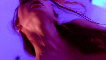 Рыженькая красотка с большой грудью отрывается на крепком члене качка