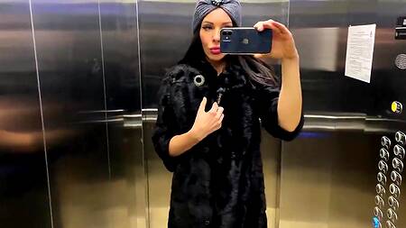 Распутная брюнетка в красивом белье готова трахаться с порога в позе раком