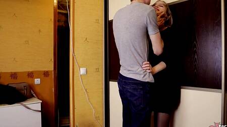 Оттрахал сестру глубоко в рот за ночные прогулки, обкончав после ее милую мордашку