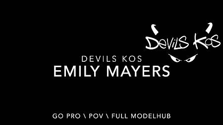 Резво трахает смазанную киску молодой подружки длинным болтом от первого лица