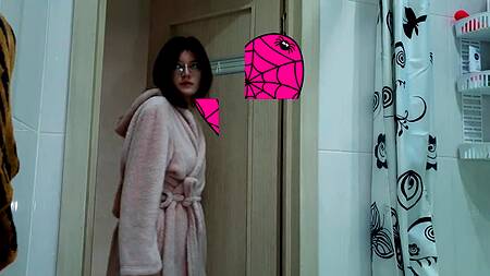 Помог худенькой сестре снять напряжение на большом члене, трахнув ее в ванной