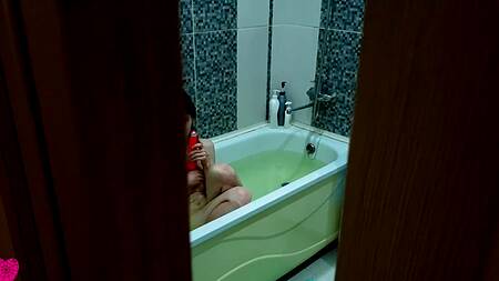 Помог худенькой сестре снять напряжение на большом члене, трахнув ее в ванной