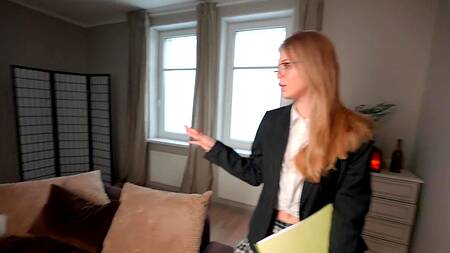 Молоденькая красотка риелторша готова потрахаться с клиентом ради работы