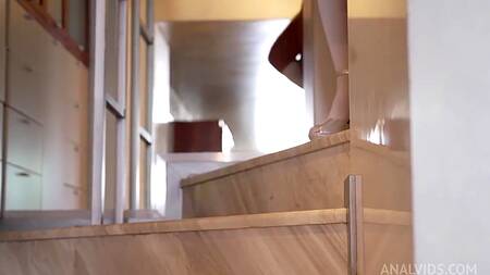 Русскую шлюшку по очереди жестко трахали в жопу три парня с большими членами