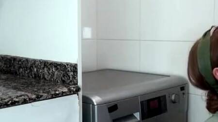 Сексуальная домохозяйка жарко трахается в ожидании окончания стирки