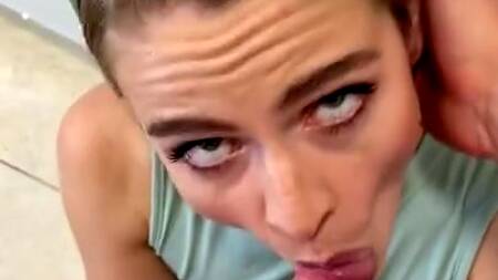 Сексуальная домохозяйка жарко трахается в ожидании окончания стирки