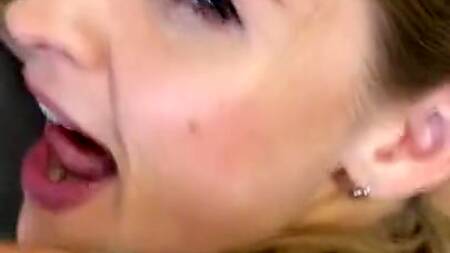 Сексуальная домохозяйка жарко трахается в ожидании окончания стирки